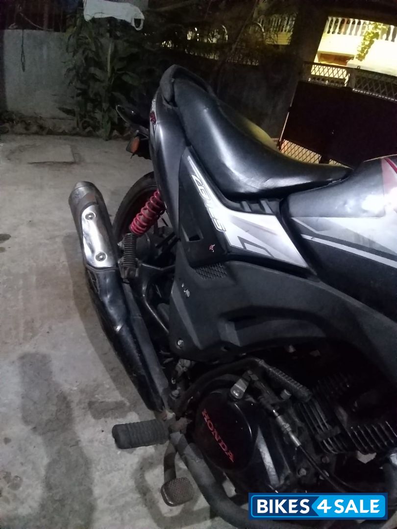 Grey Honda Shine 125