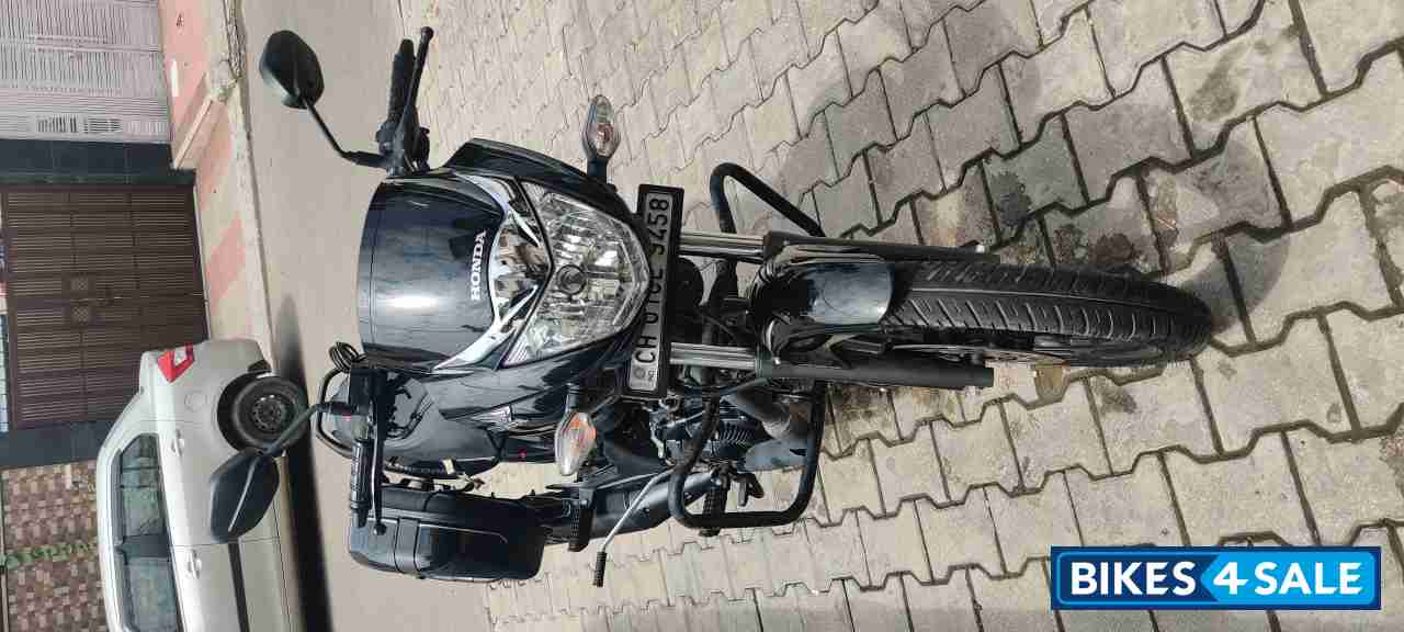 Black Honda Unicorn 160 BS6