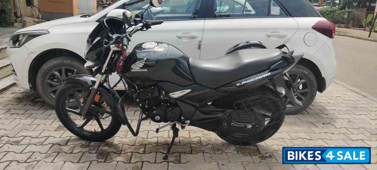 Black Honda Unicorn 160 BS6