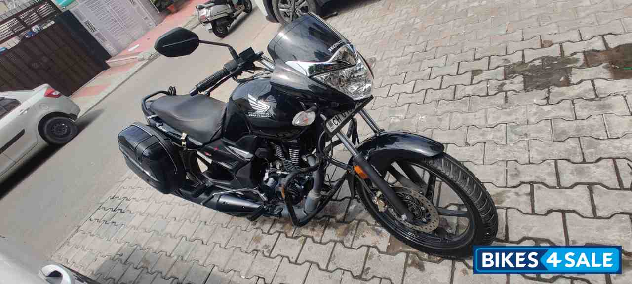 Black Honda Unicorn 160 BS6