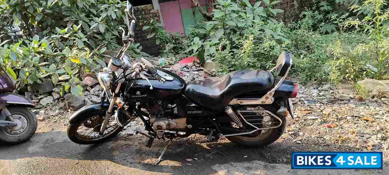 Black Bajaj Avenger 220 DTS-i