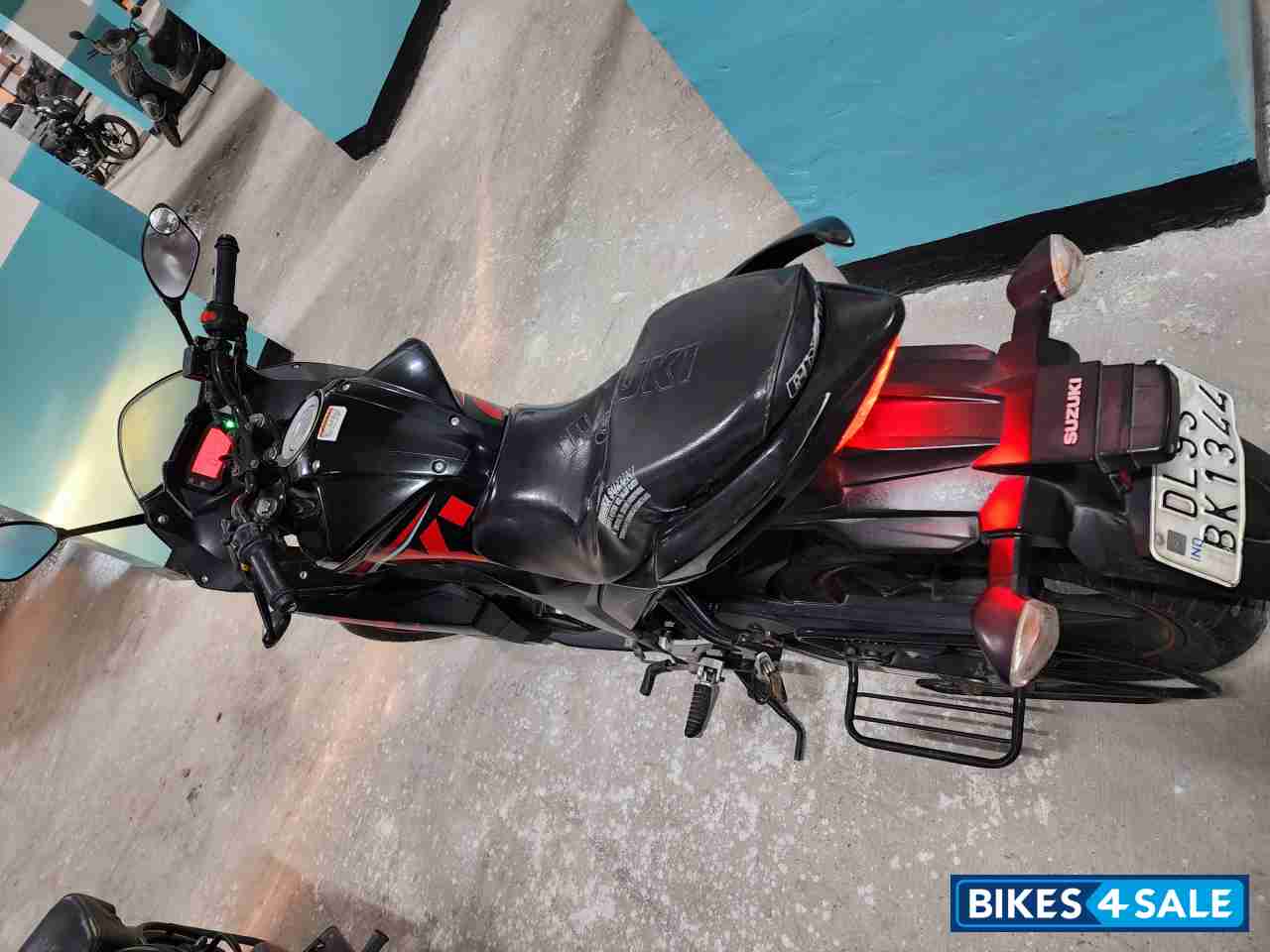 Black Suzuki Gixxer SF