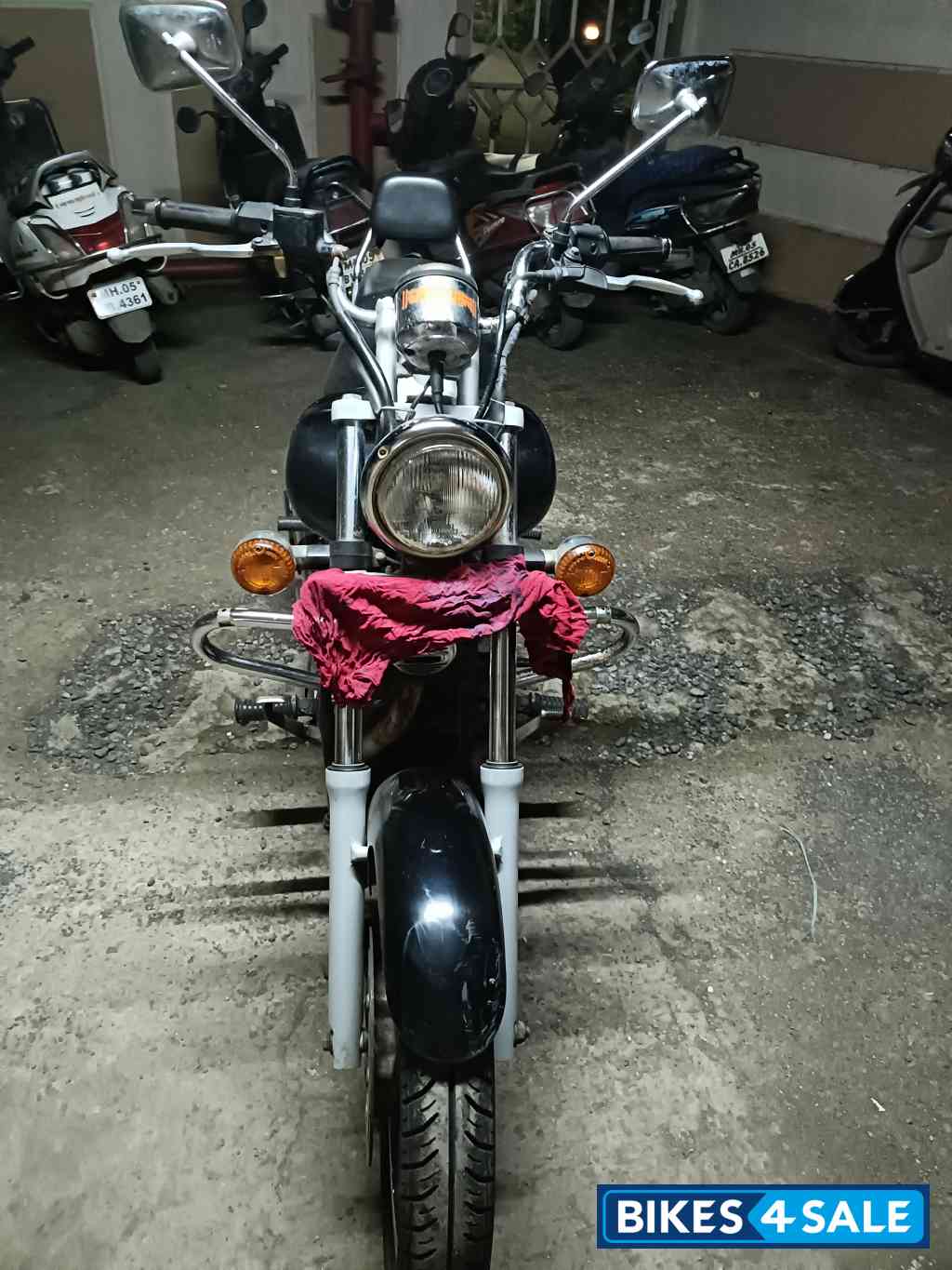 Black Bajaj Avenger 200 DTS-i