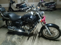 Black Bajaj Avenger 200 DTS-i