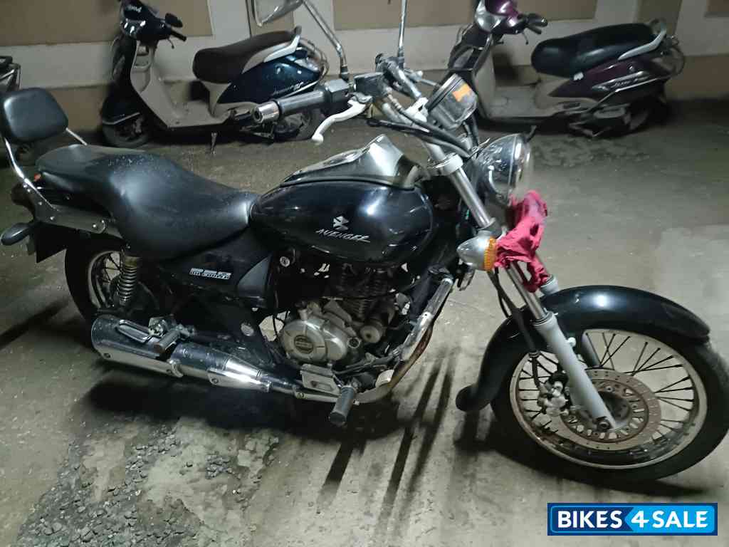 Black Bajaj Avenger 200 DTS-i