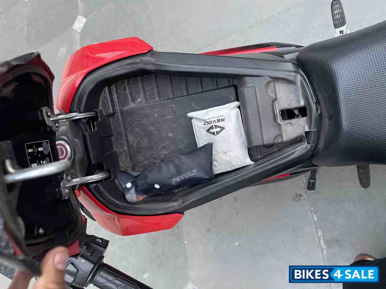 Revolt RV 400 Revolt RV 400