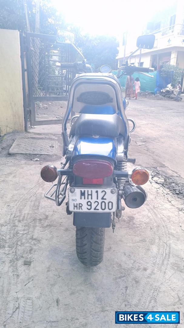 Midnight Blue Bajaj Avenger 220 DTS-i
