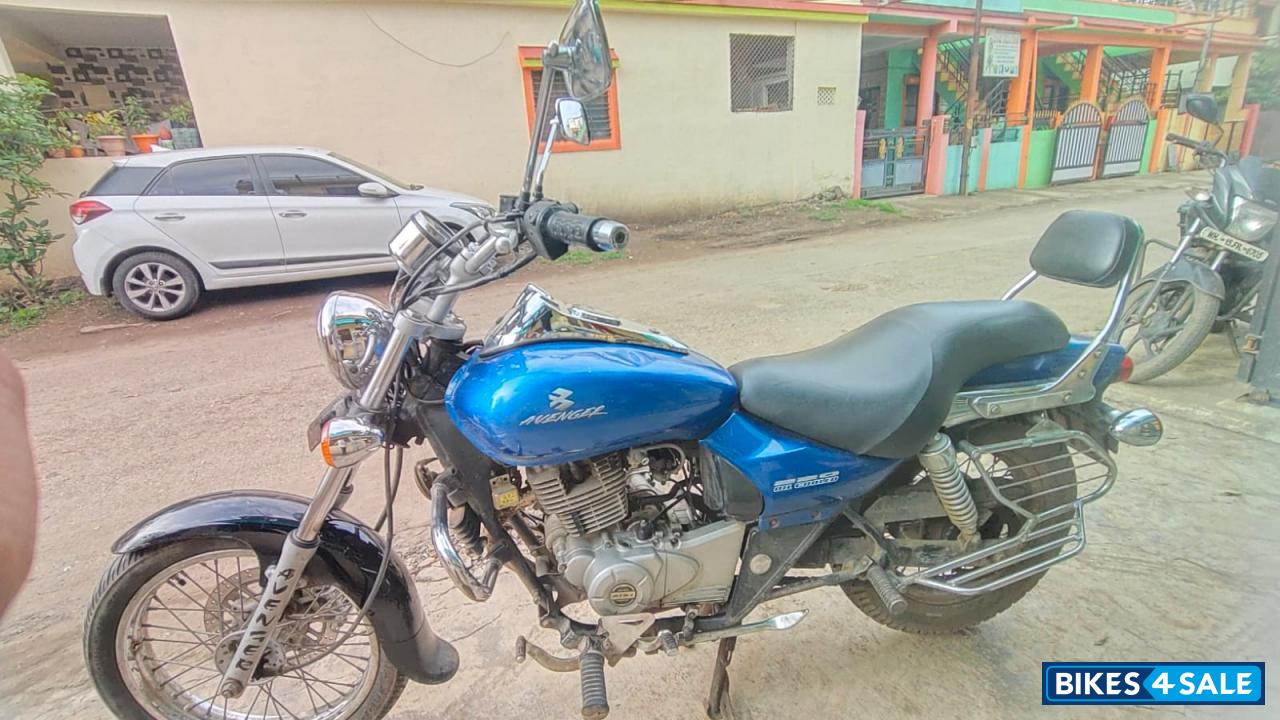 Midnight Blue Bajaj Avenger 220 DTS-i