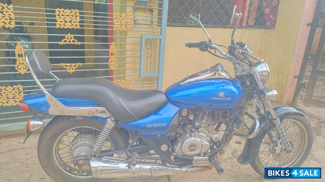 Midnight Blue Bajaj Avenger 220 DTS-i