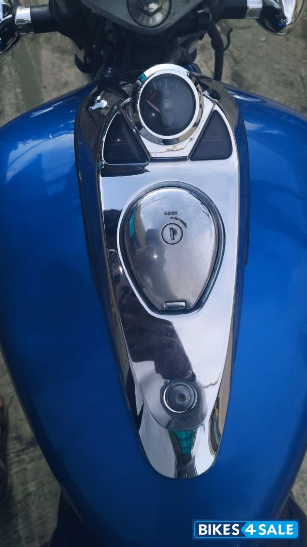 Midnight Blue Bajaj Avenger 220 DTS-i