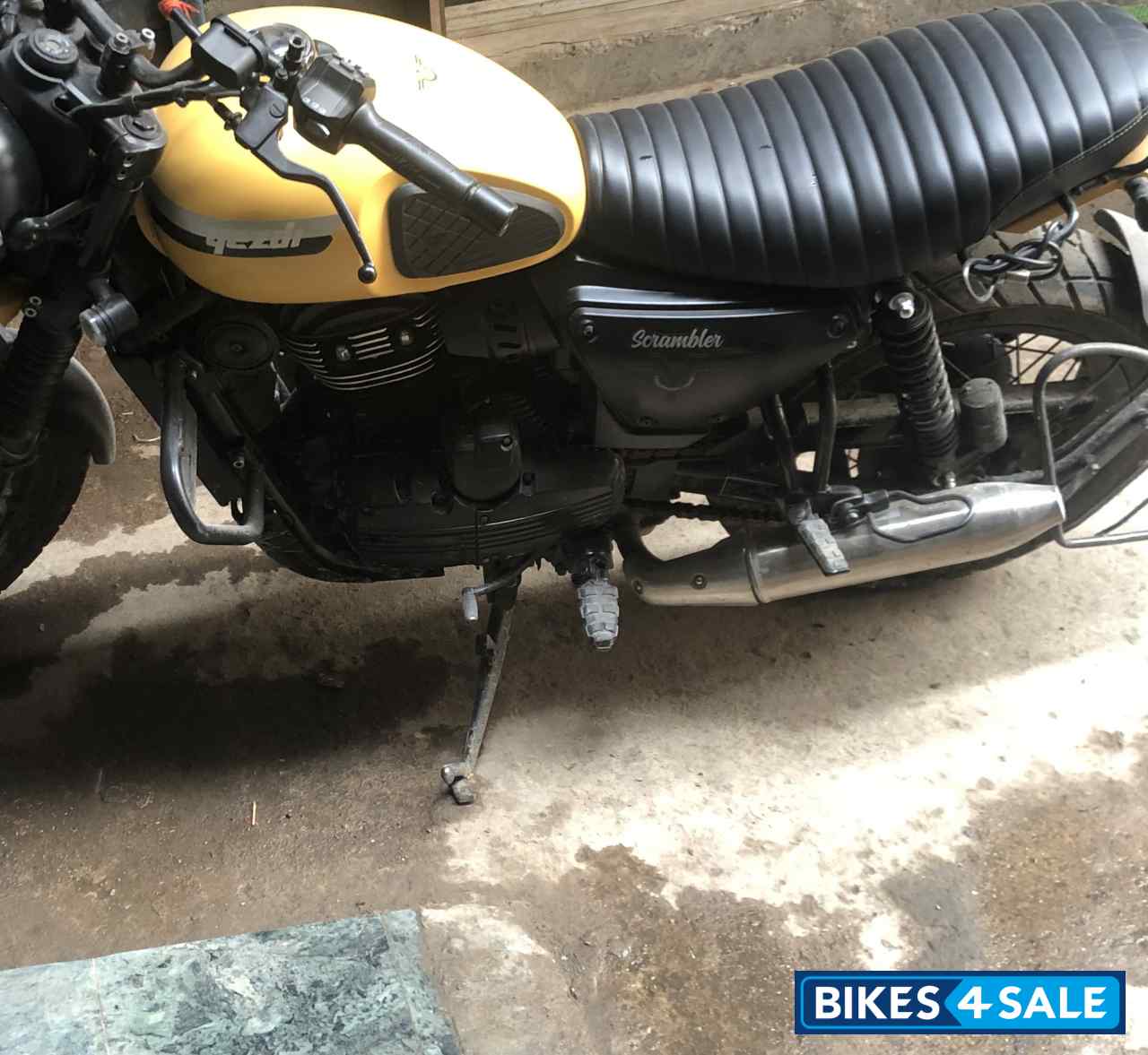 Yezdi Scrambler Dual Tone