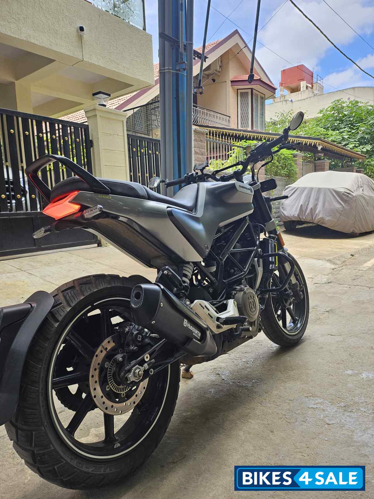 Husqvarna Svartpilen 250