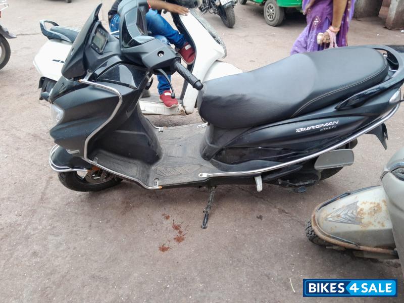 Met Black Suzuki Burgman Street BS6