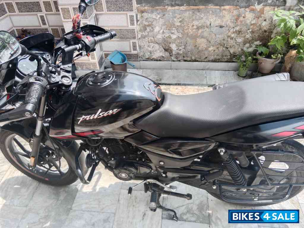 Bajaj Pulsar 125 Neon Disc Single Seat