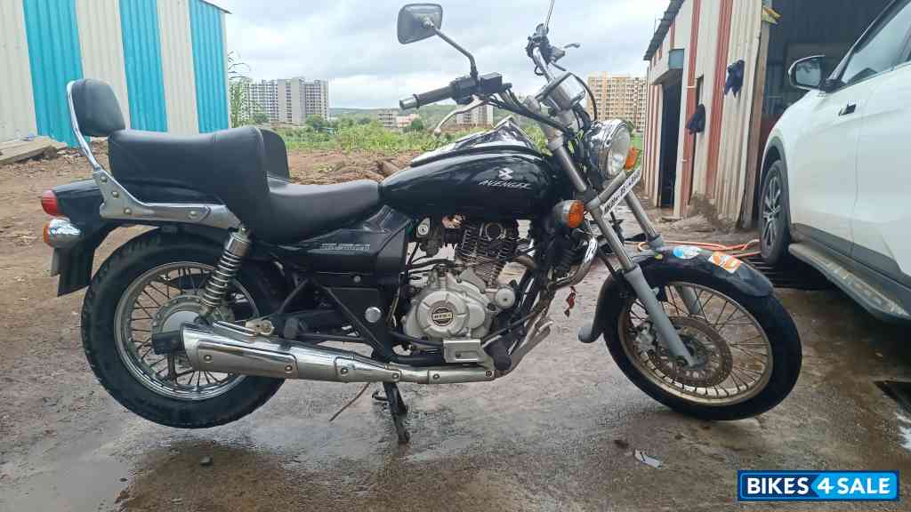 Black Bajaj Avenger 220 DTS-i