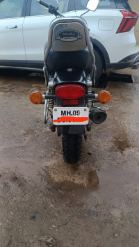 Black Bajaj Avenger 220 DTS-i