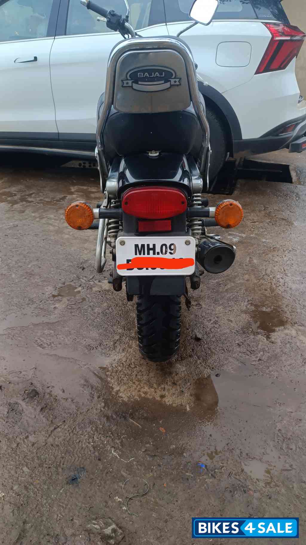 Black Bajaj Avenger 220 DTS-i