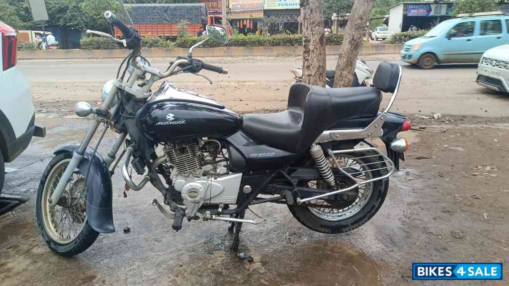 Black Bajaj Avenger 220 DTS-i
