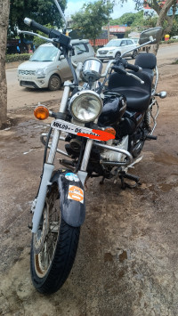 Black Bajaj Avenger 220 DTS-i