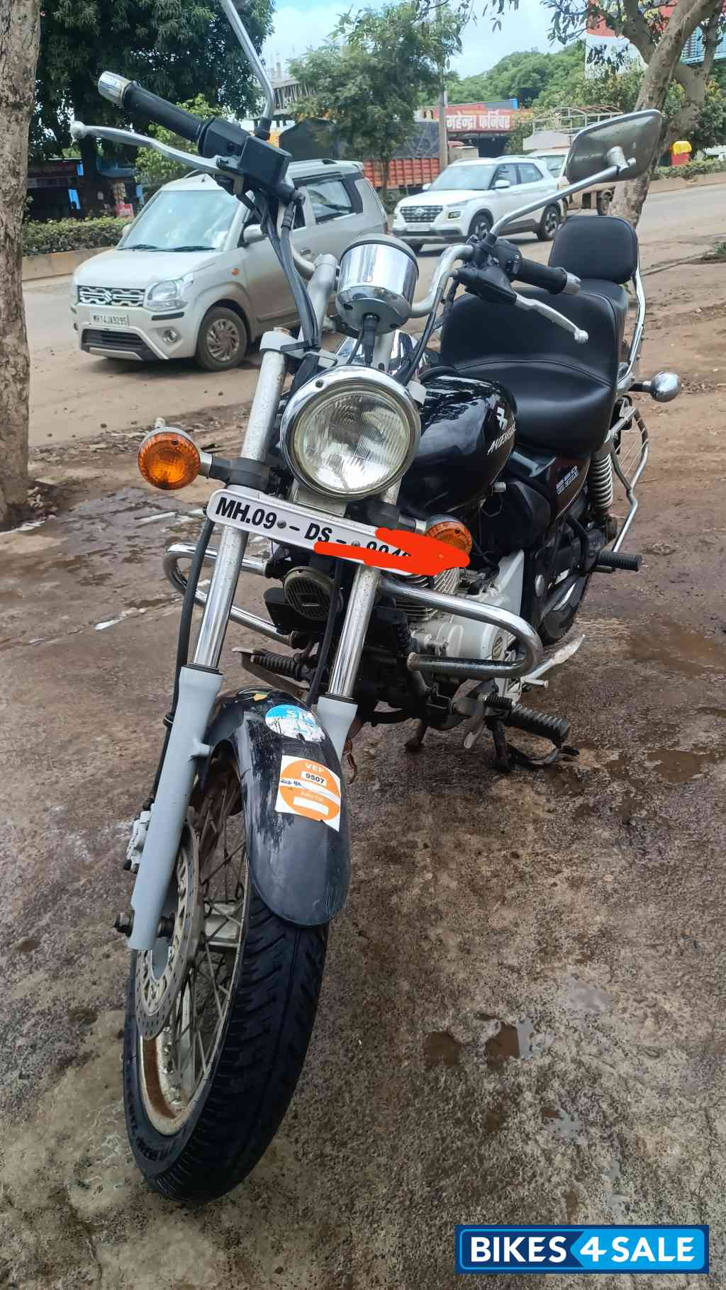 Black Bajaj Avenger 220 DTS-i