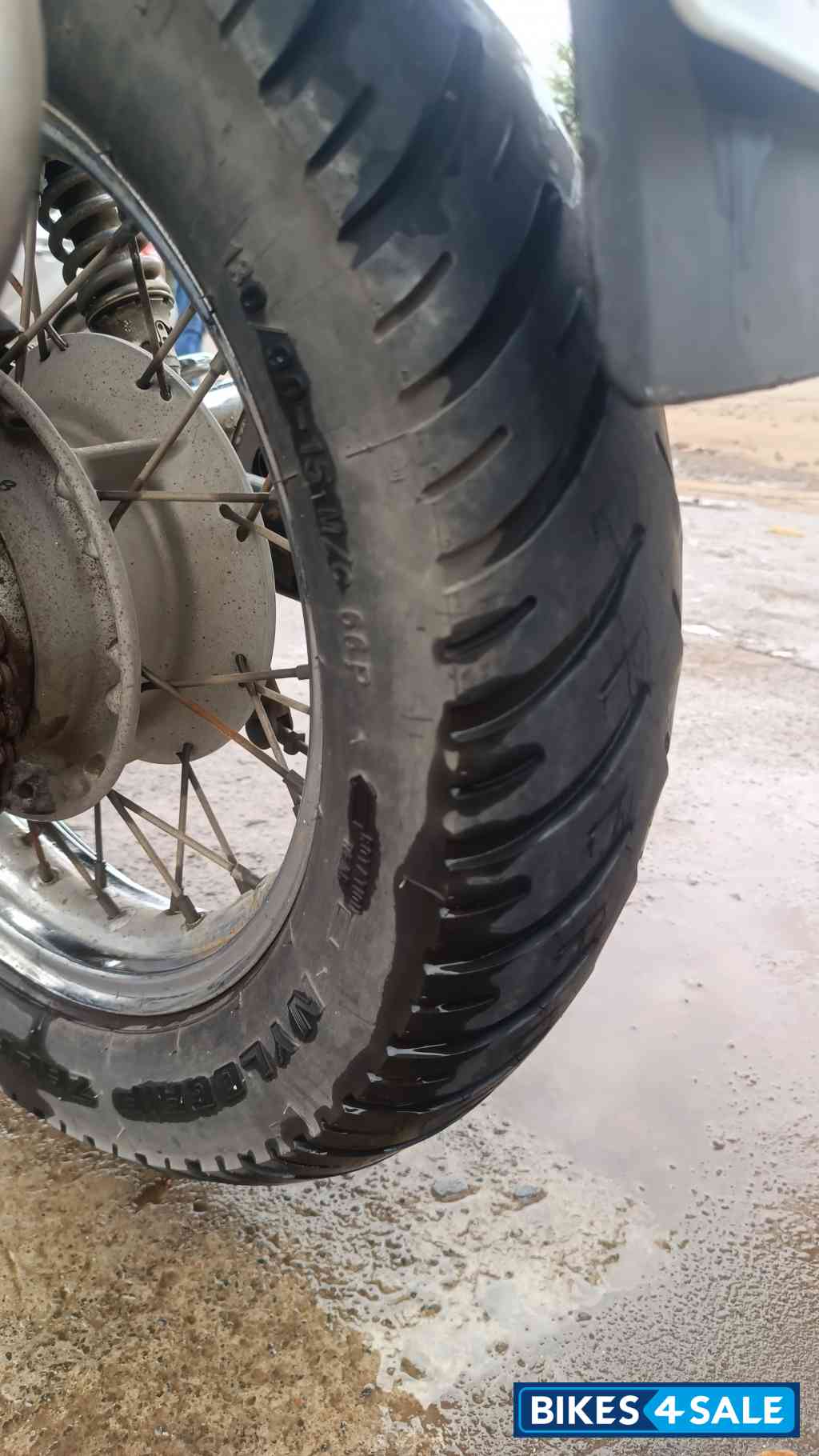 Black Bajaj Avenger 220 DTS-i