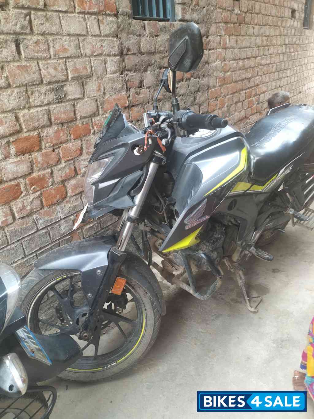 Yeloow Black Honda CB Hornet 160R