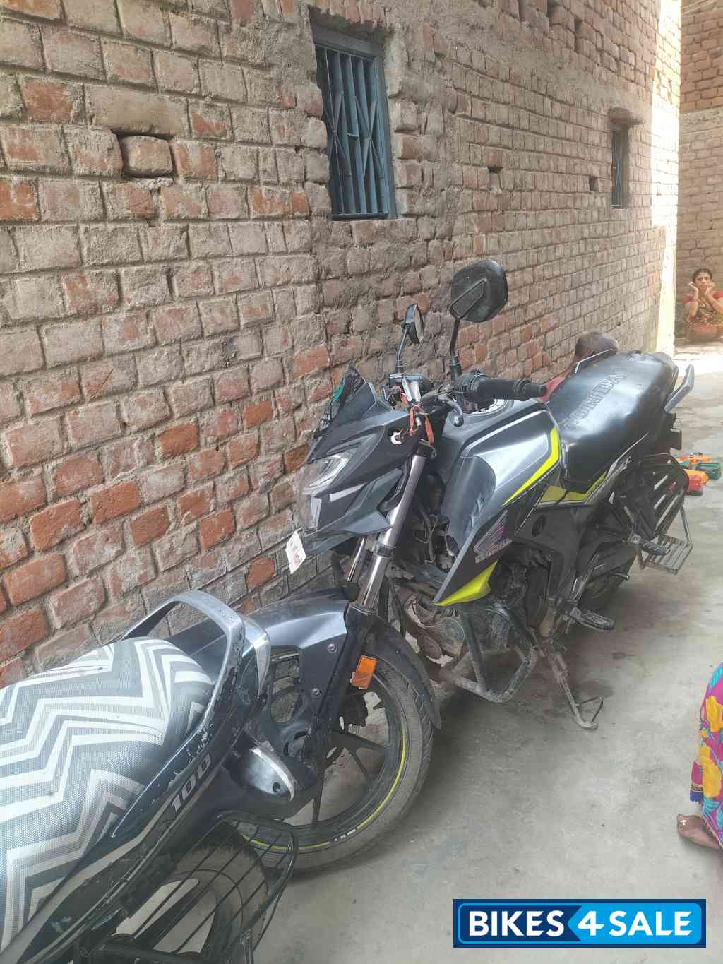 Yeloow Black Honda CB Hornet 160R