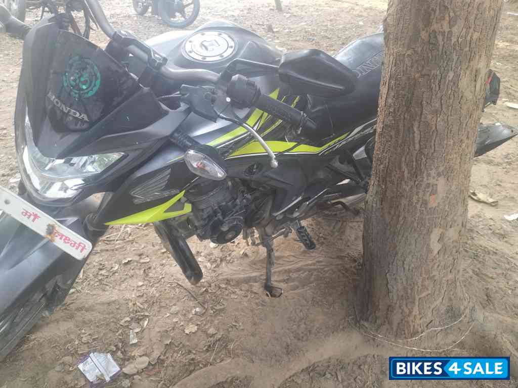 Yeloow Black Honda CB Hornet 160R