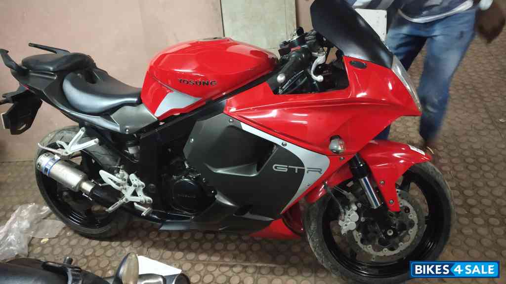 Red Hyosung GT250R Red Hyosung GT250R
