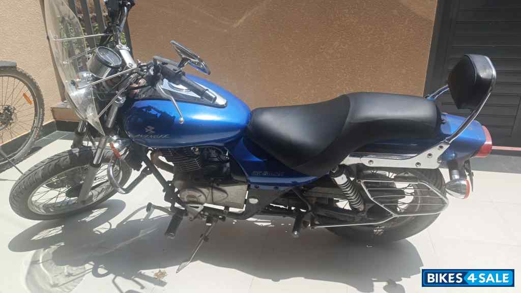 Blue Bajaj Avenger 220 oil cooled