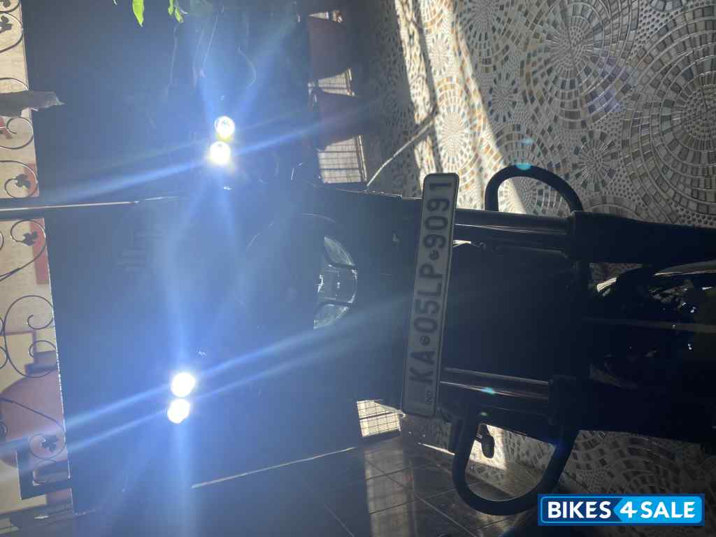 Yezdi Roadster Dual Tone