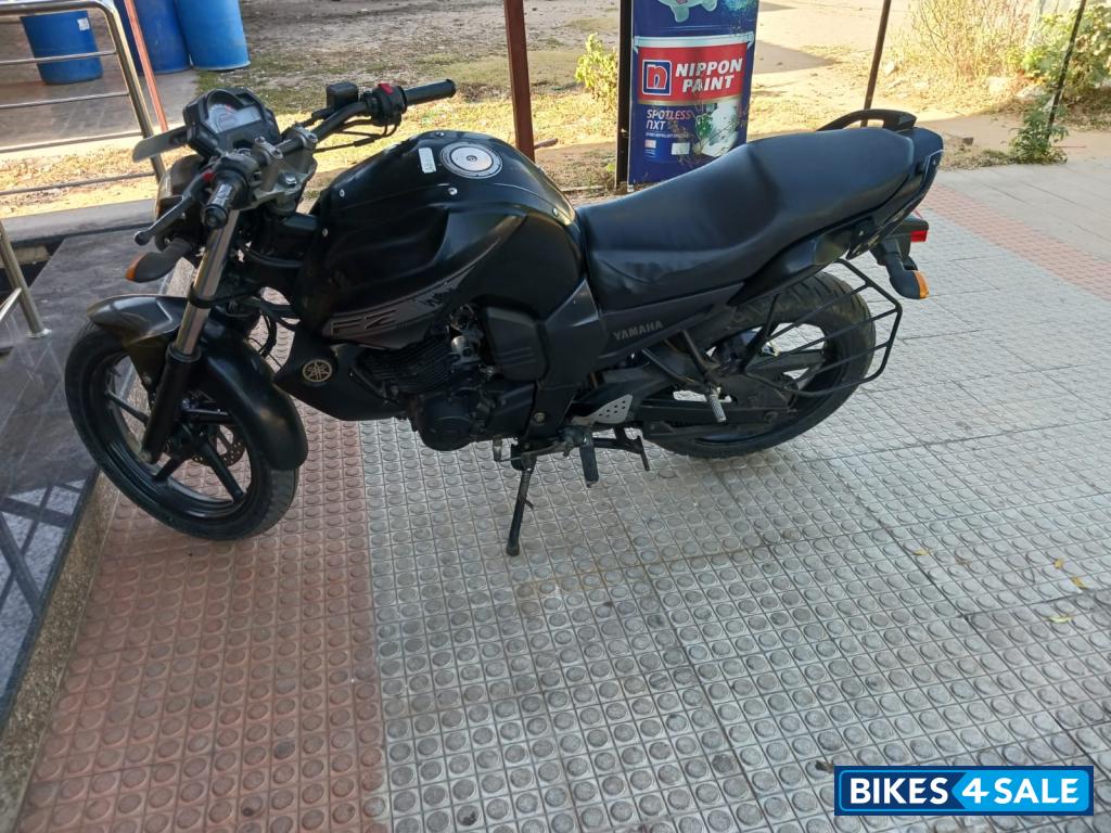 Black Yamaha FZ
