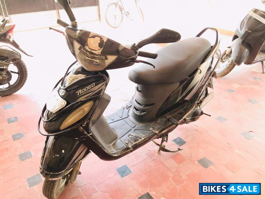 Black Mahindra Rodeo