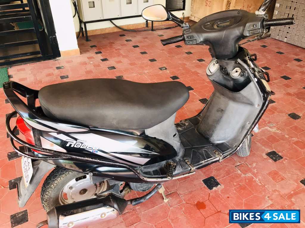 Black Mahindra Rodeo