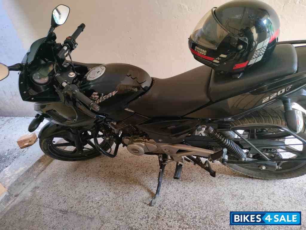 Black Bajaj Pulsar 220F
