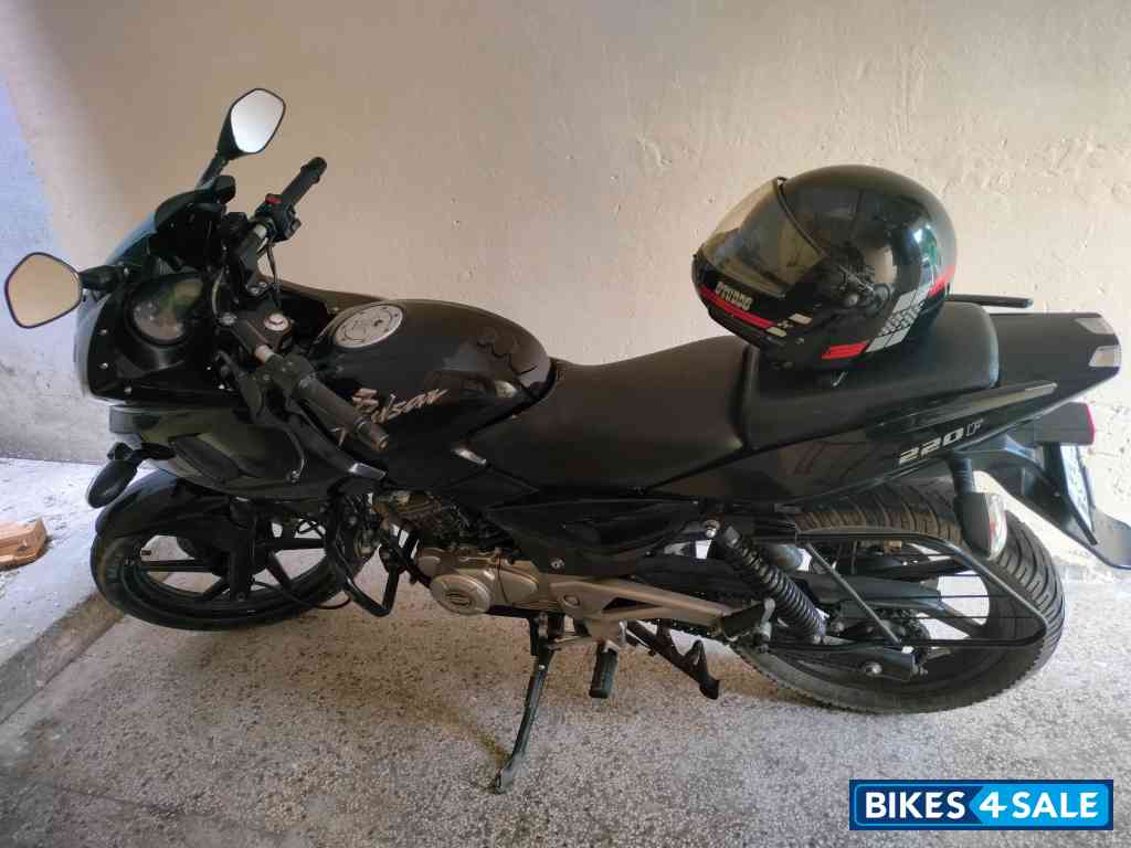 Black Bajaj Pulsar 220F