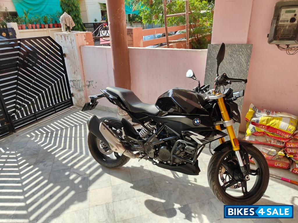 Black BMW G 310 R