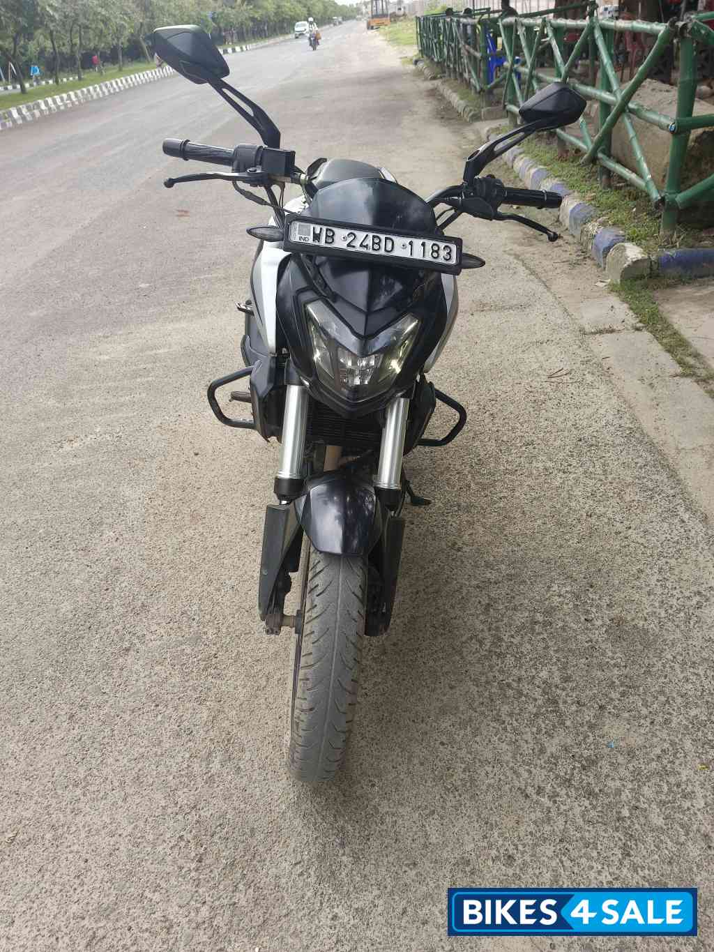 Black Bajaj Dominar 250 2022