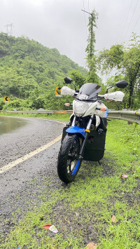 White And Blue Suzuki Gixxer 150