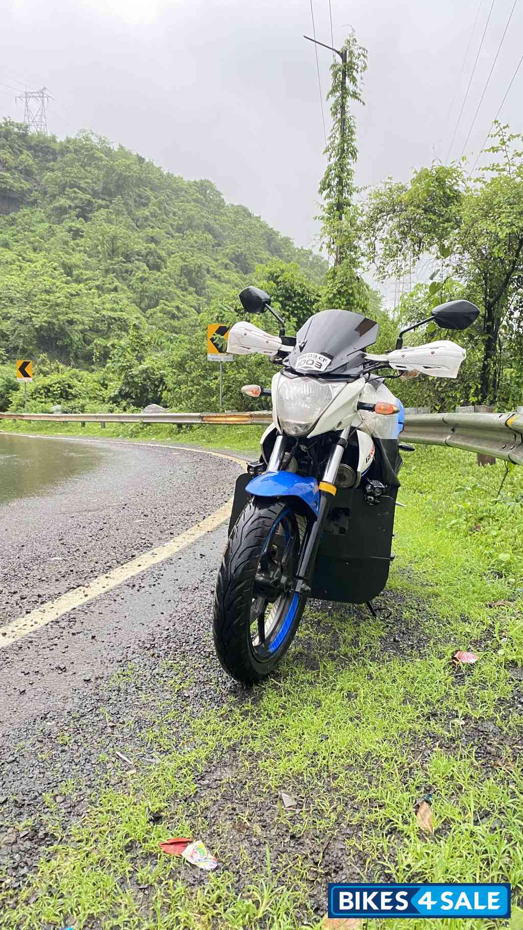 White And Blue Suzuki Gixxer 150