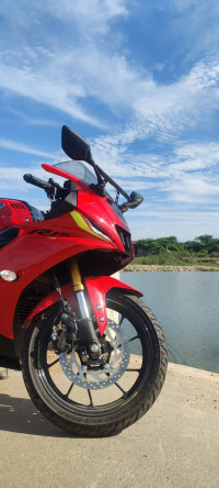 Red Yamaha R15 V4