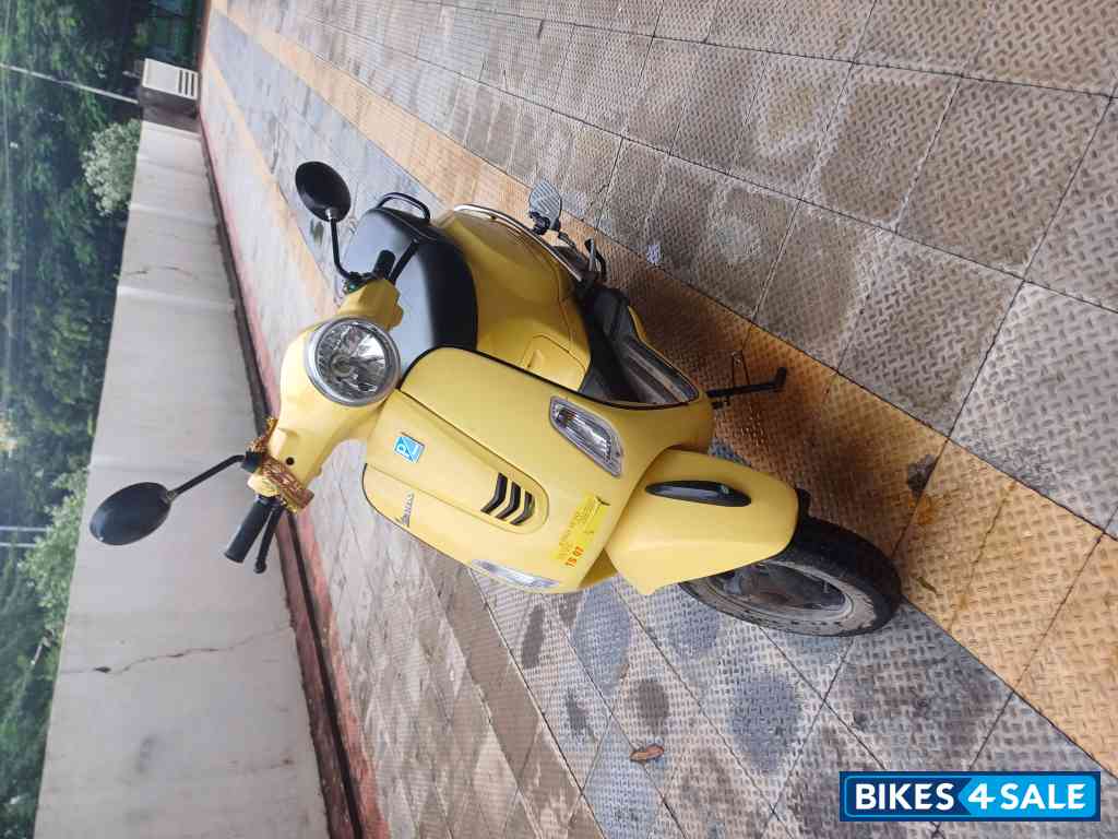 Yellow Vespa LX 125