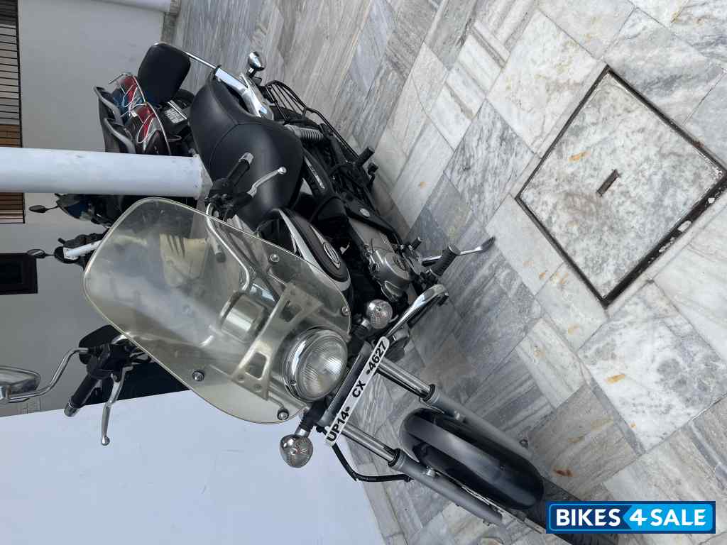 Black Bajaj Avenger Cruise 220