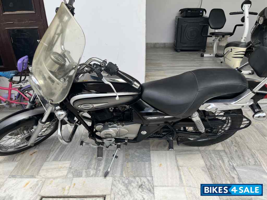 Black Bajaj Avenger Cruise 220 Black Bajaj Avenger Cruise 220