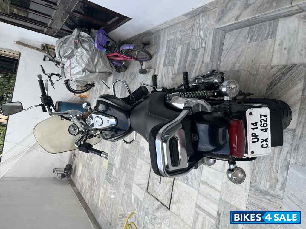 Black Bajaj Avenger Cruise 220 Black Bajaj Avenger Cruise 220