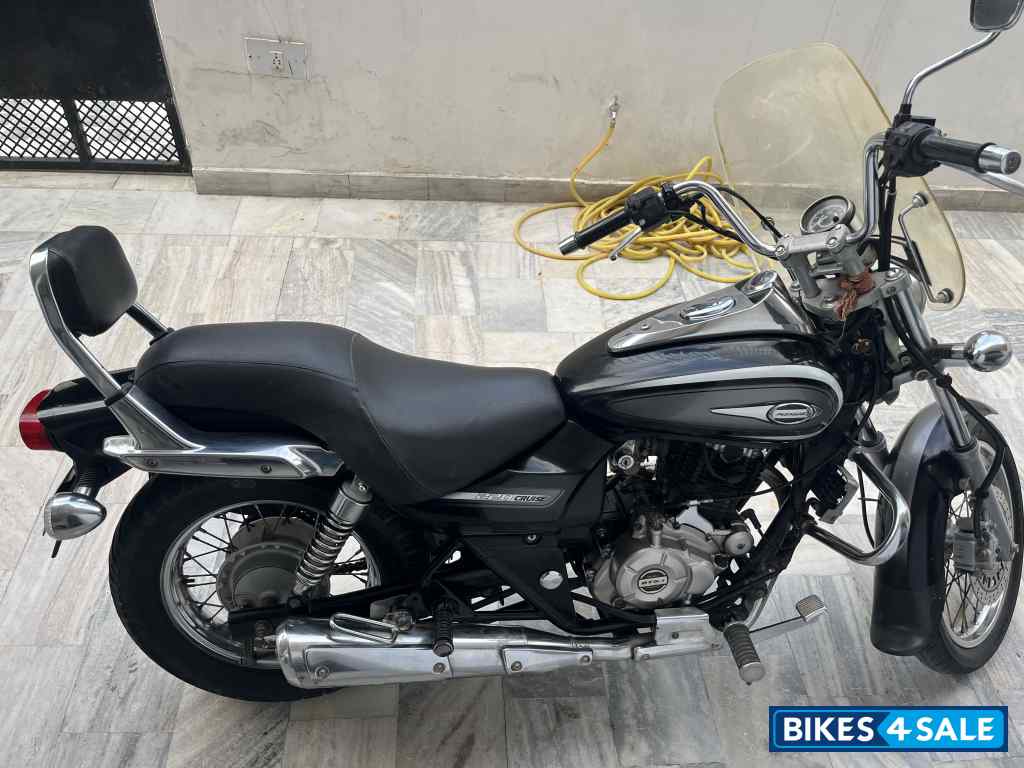 Black Bajaj Avenger Cruise 220 Black Bajaj Avenger Cruise 220