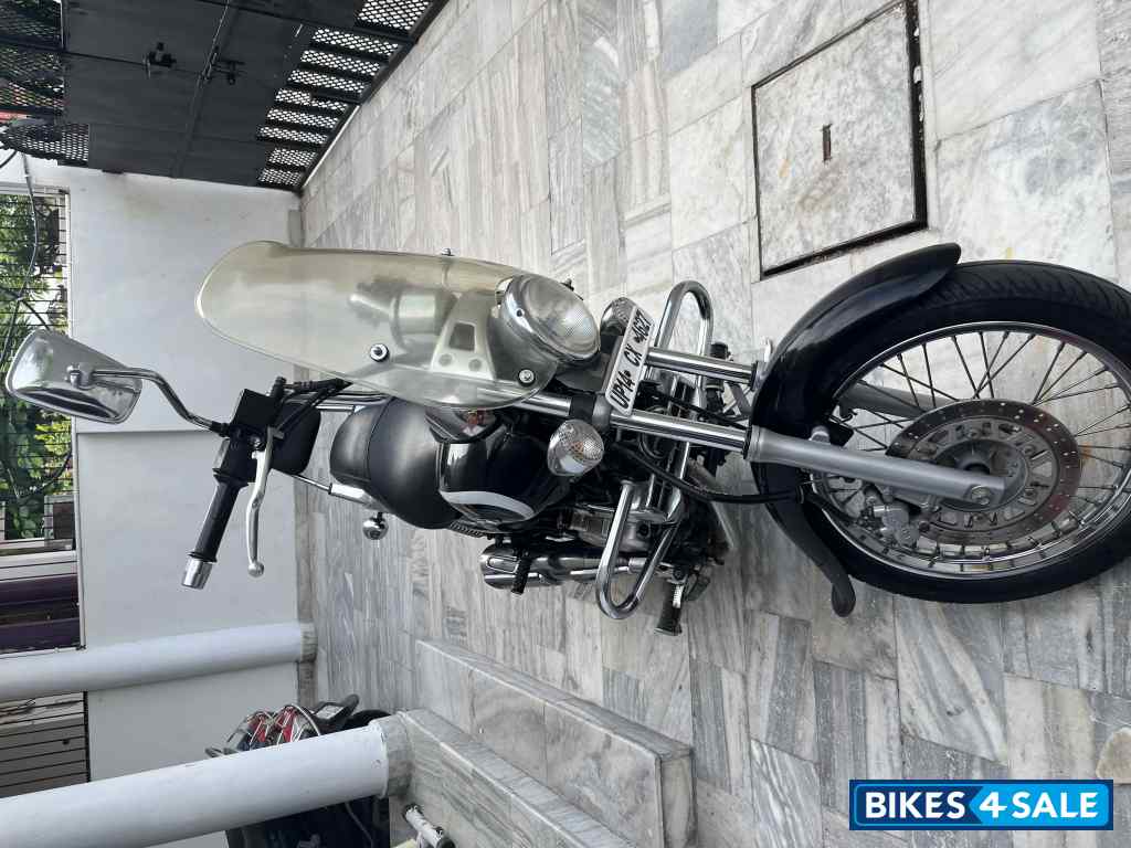 Black Bajaj Avenger Cruise 220 Black Bajaj Avenger Cruise 220