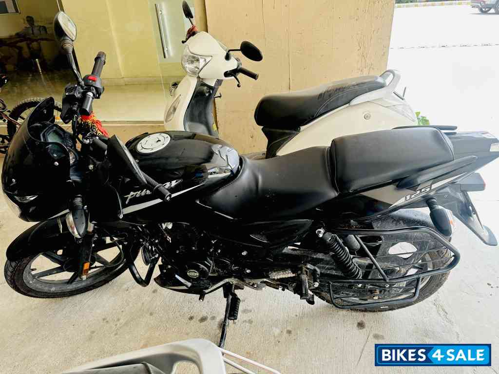 Bajaj Pulsar 125 Neon Disc Single Seat