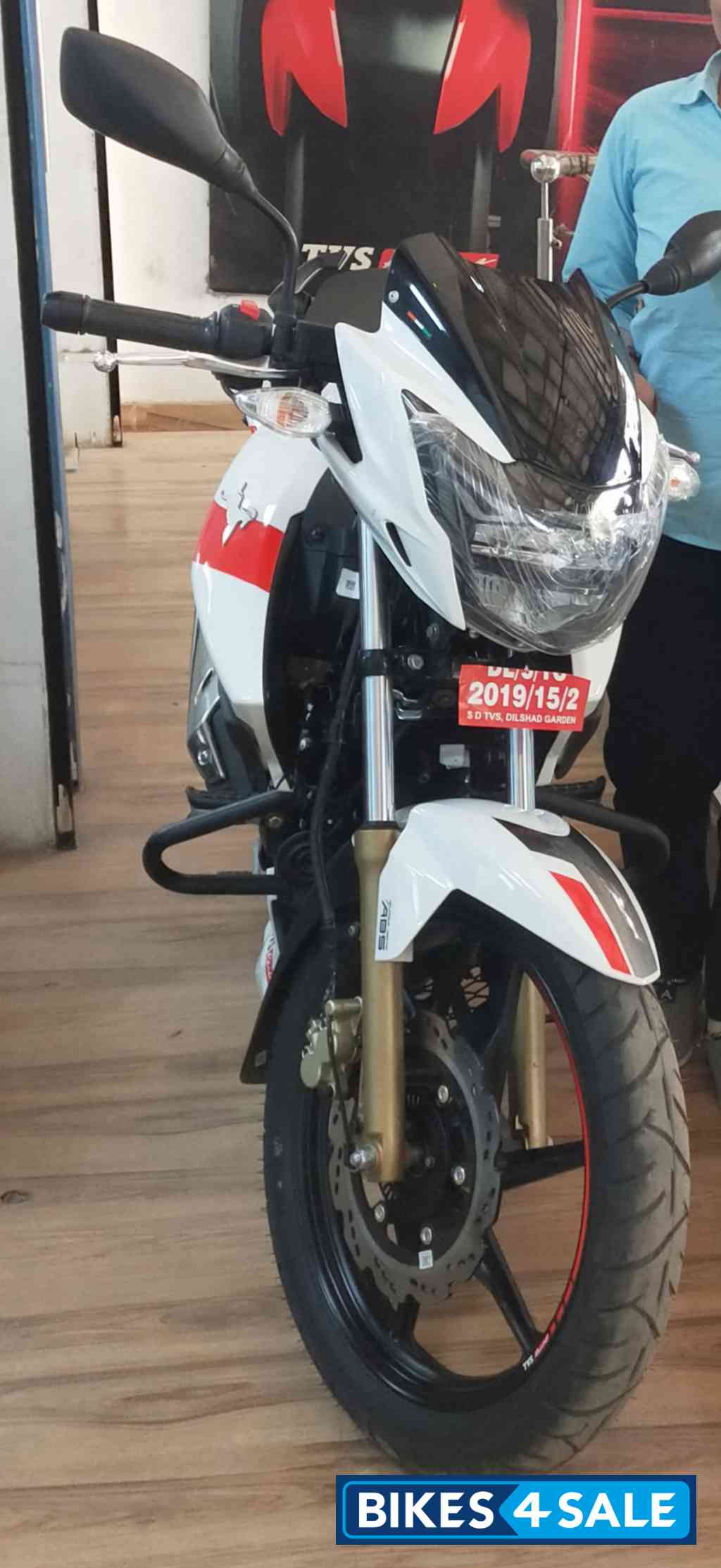 White TVS Apache RTR 180 BS6