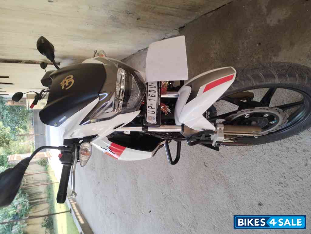 White TVS Apache RTR 180 BS6 White TVS Apache RTR 180 BS6